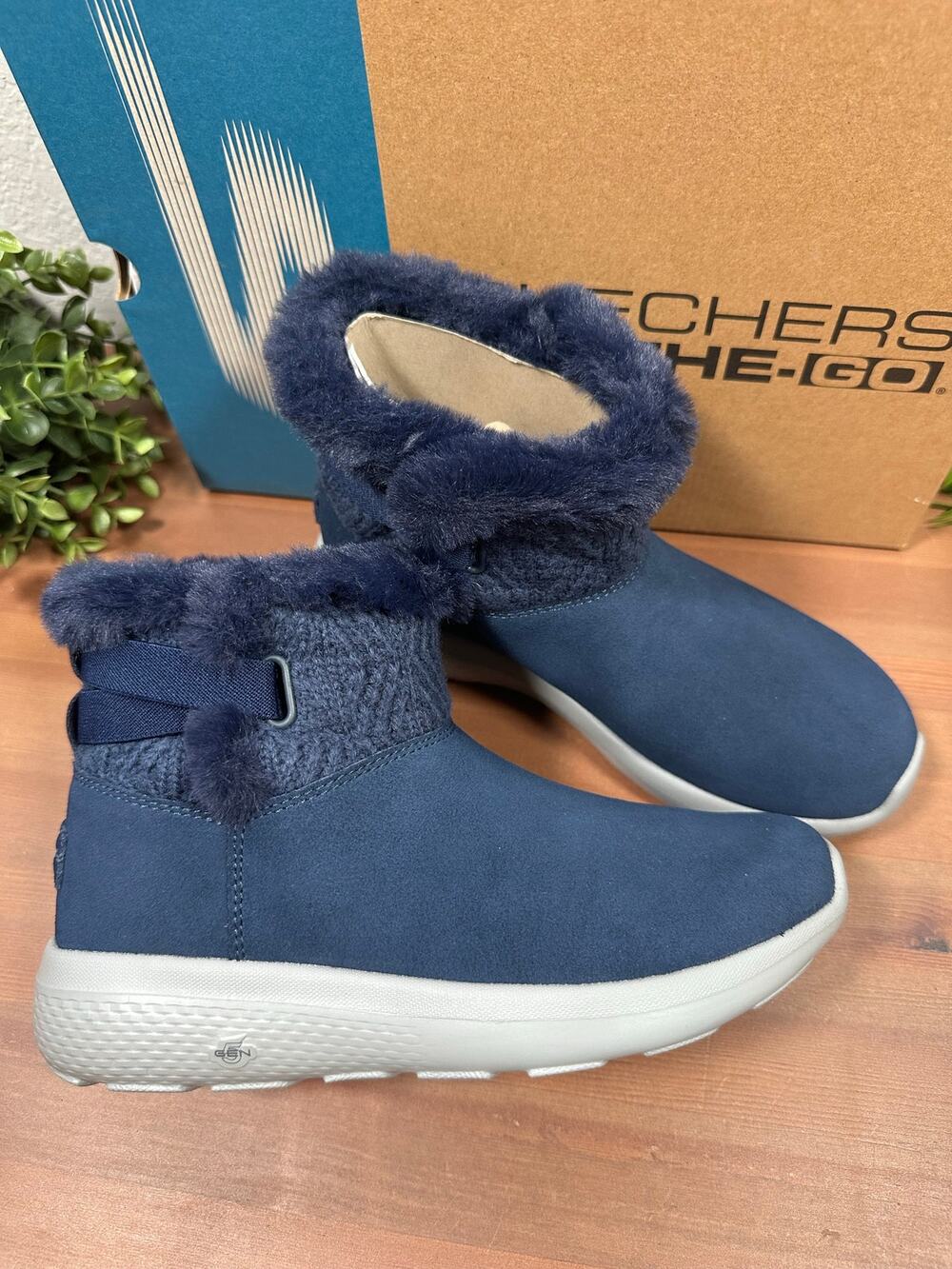 Skechers Winter Gleam On-the-GO City Water Repellent Suede Boots Size‎ 5.5